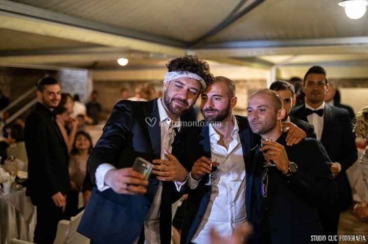 A) Selfie degli invitati