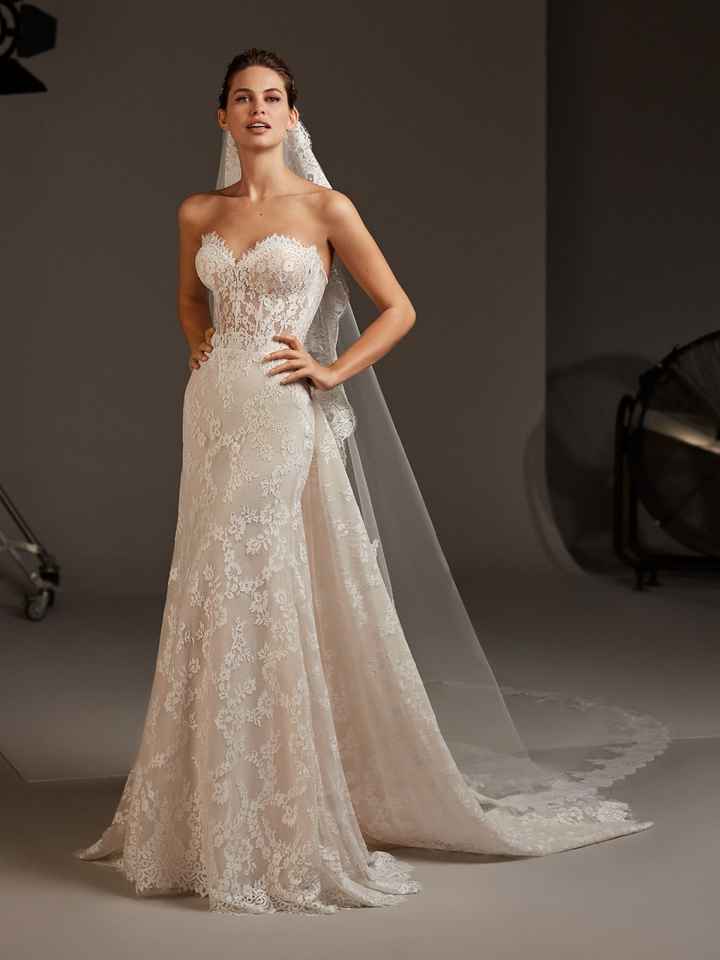B) Pronovias modello Desdemona -Collezione 2020 - Linea Cruise: Dancing Lights 