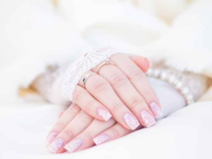 B) Manicure con nail art
