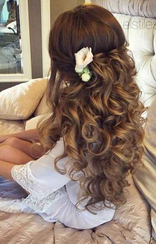 C) Capelli sciolti con fiori