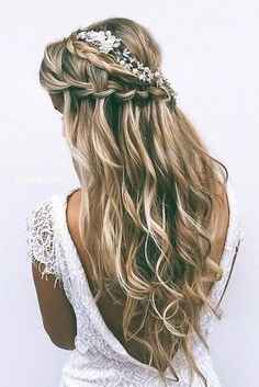 D) Capelli sciolti con treccia