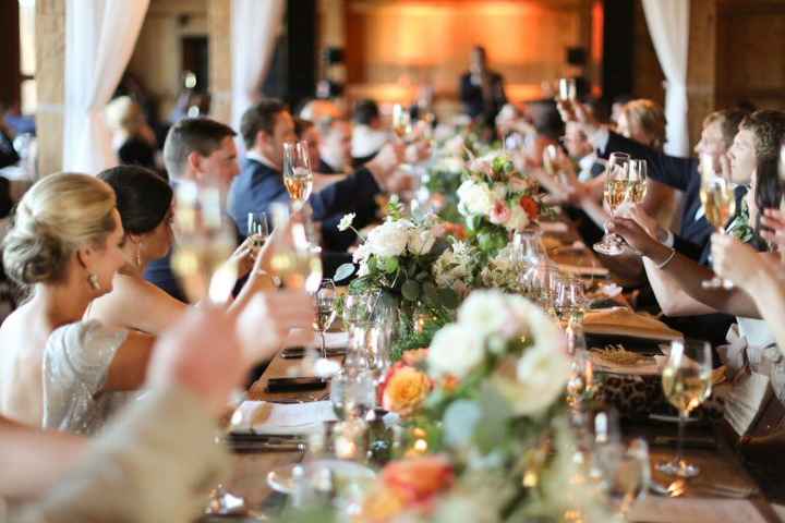 A) Accertarsi che tutti gli invitati abbiano preso posto