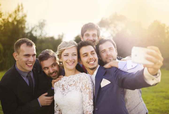 B) Controllare che tutti gli invitati abbiano scaricato l'app Wedshoots