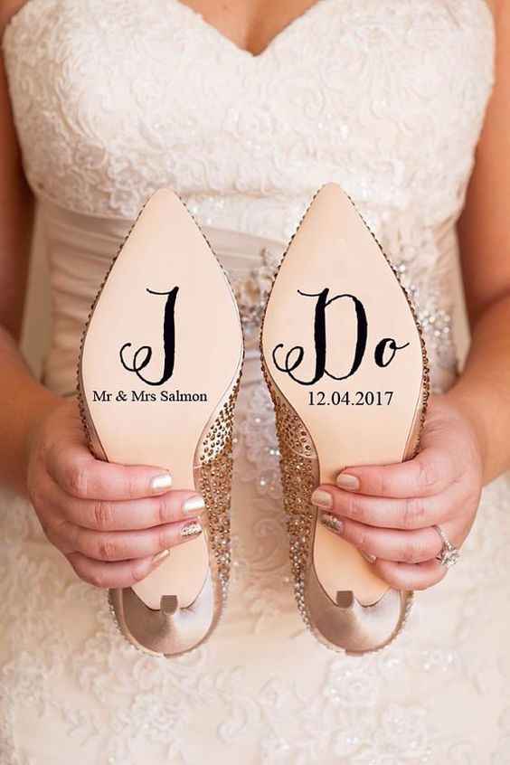 D) Scarpe personalizzate
