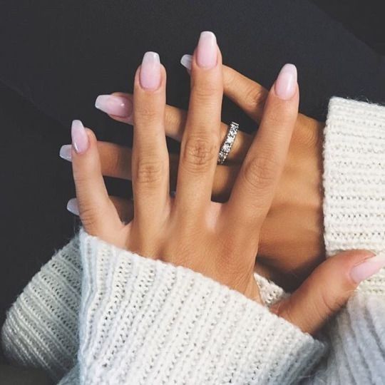 Manicure con smalto rosa