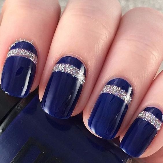 Manicure con "qualcosa di blu"