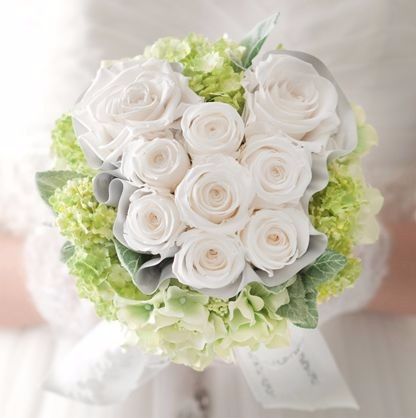 D) Quale di questi bouquet abbinereste al vostro abito da sposa?