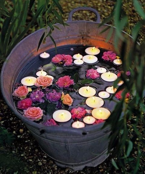 B) Candele e fiori galleggianti