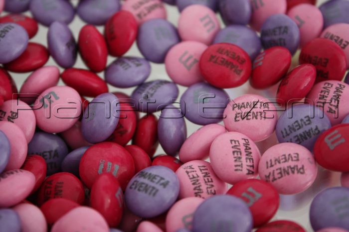 Idea Bomboniera. M&M's personalizzabili con il nome degli sposi