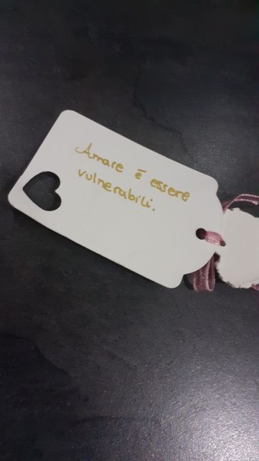 Questi sono i segna posto  per il mio  matrimonio  cosa ne dite? i biglietti  e i fiocchetti  sono  
