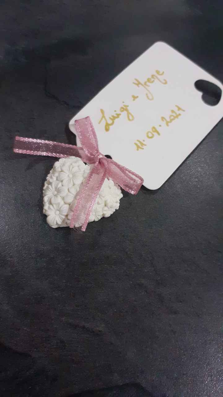 Questi sono i segna posto  per il mio  matrimonio  cosa ne dite? i biglietti  e i fiocchetti  sono  