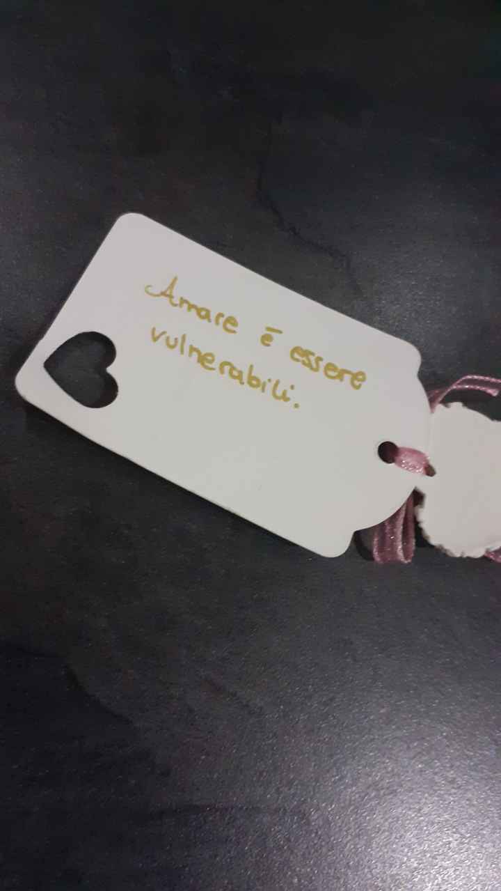 Questi sono i segna posto  per il mio  matrimonio  cosa ne dite? i biglietti  e i fiocchetti  sono  