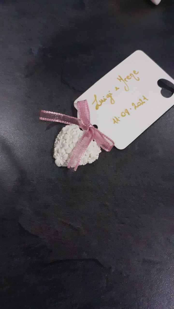 Questi sono i segna posto  per il mio  matrimonio  cosa ne dite? i biglietti  e i fiocchetti  sono  