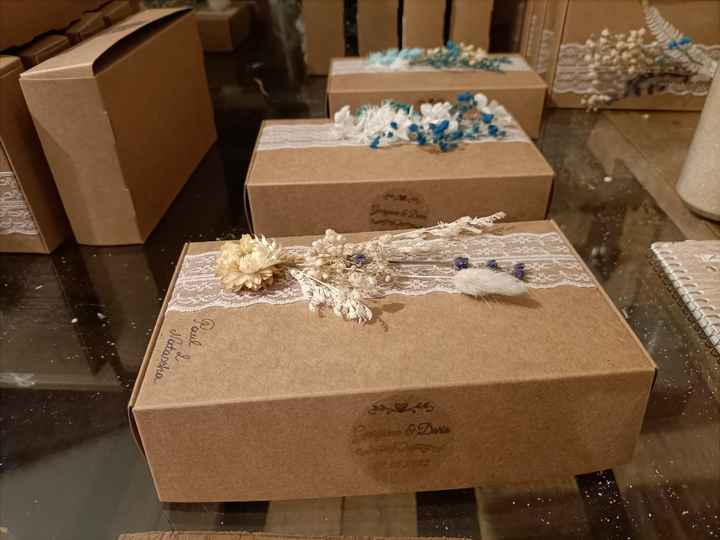 Buona serata a tutte voi, ecco i miei inviti fatti a mano per il nostro matrimonio a tema mare. Ci s