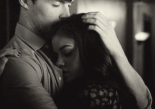 4) Ezra & Aria - Pretty Little Liars