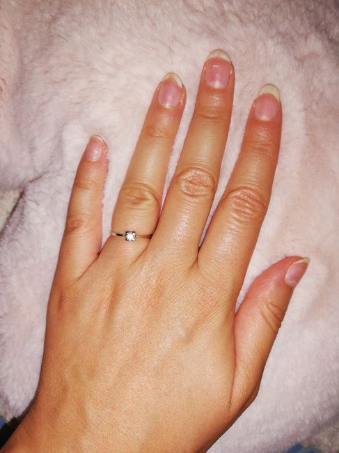 E ora mostraci una foto del tuo anello di fidanzamento! - 1