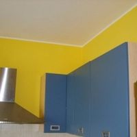 pareti gialle e cucina azzurra
