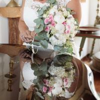 Stile country con peonie, rose inglesi e lavanda 