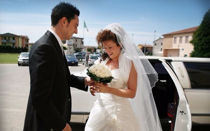 Lo sposo accoglie la sposa sul sagrato della chiesa