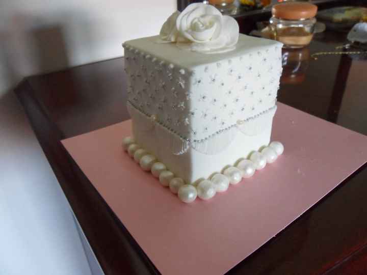 Mini wedding cake