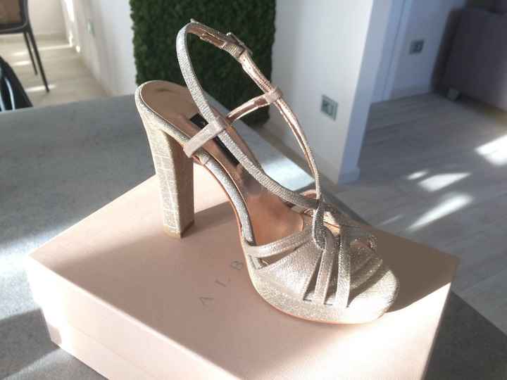 A -100 scelte anche le scarpe - 1