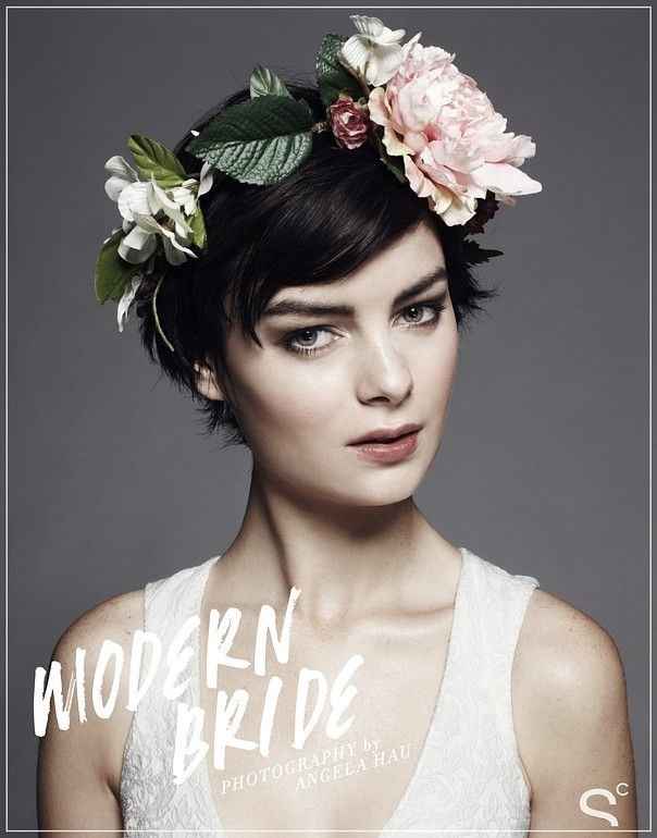 Corona di fiori rosa e foglie