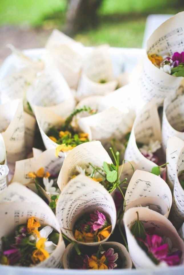 9 Coni con petali di fiorellini di campo al posto del riso