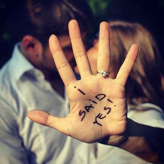 Chi ha annunciato il matrimonio per prima ad amici e parenti?