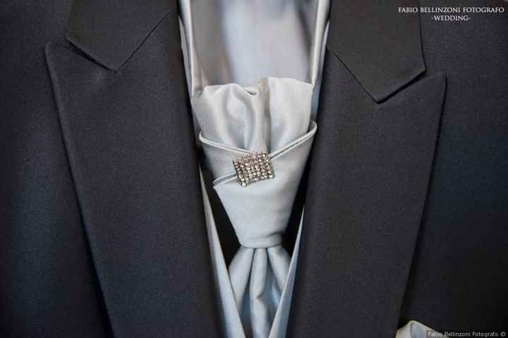 Cravatta classica con spilla