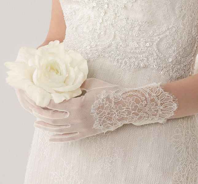 4. Guanti con decoro in pizzo