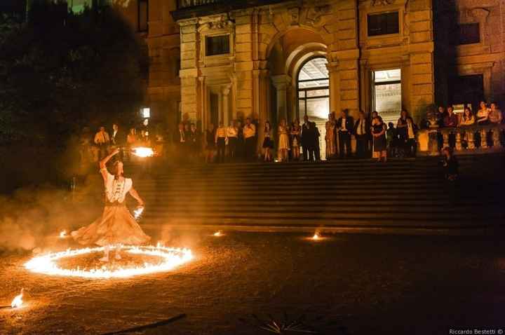 Intrattenimento invitati con spettacolo di fuoco