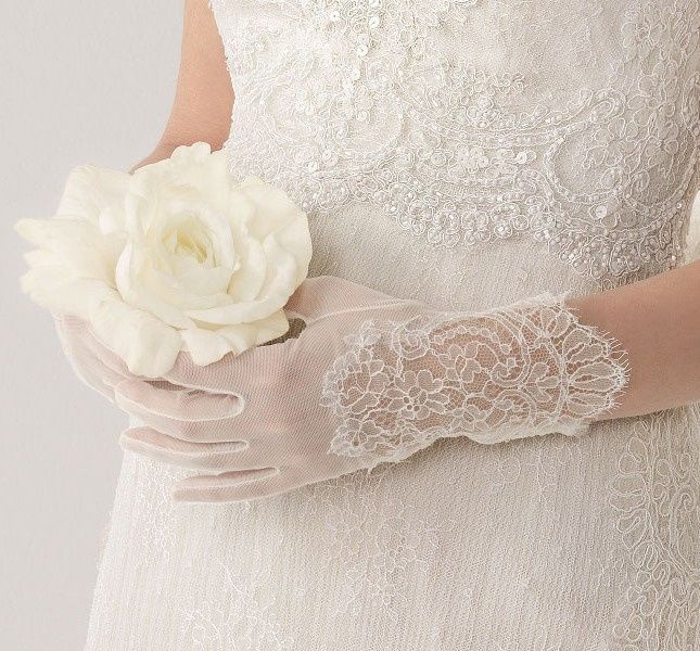 4. Guanti con decoro in pizzo