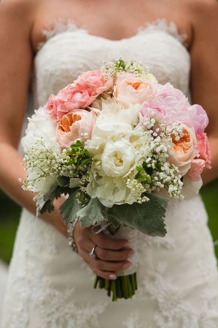 2. Bouquet con tocchi di colore