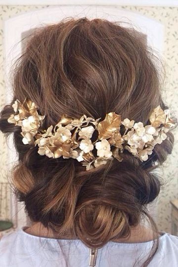 Acconciatura sposa moderna con coroncina