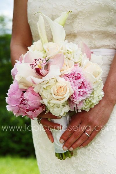 bouquet rose e peonie sul rosa
