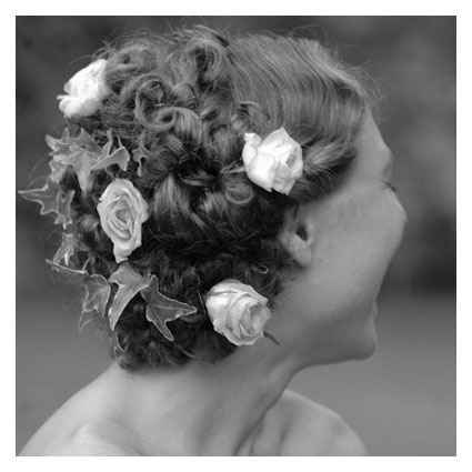 ACCONCIATURA CON FIORI ED EDERA