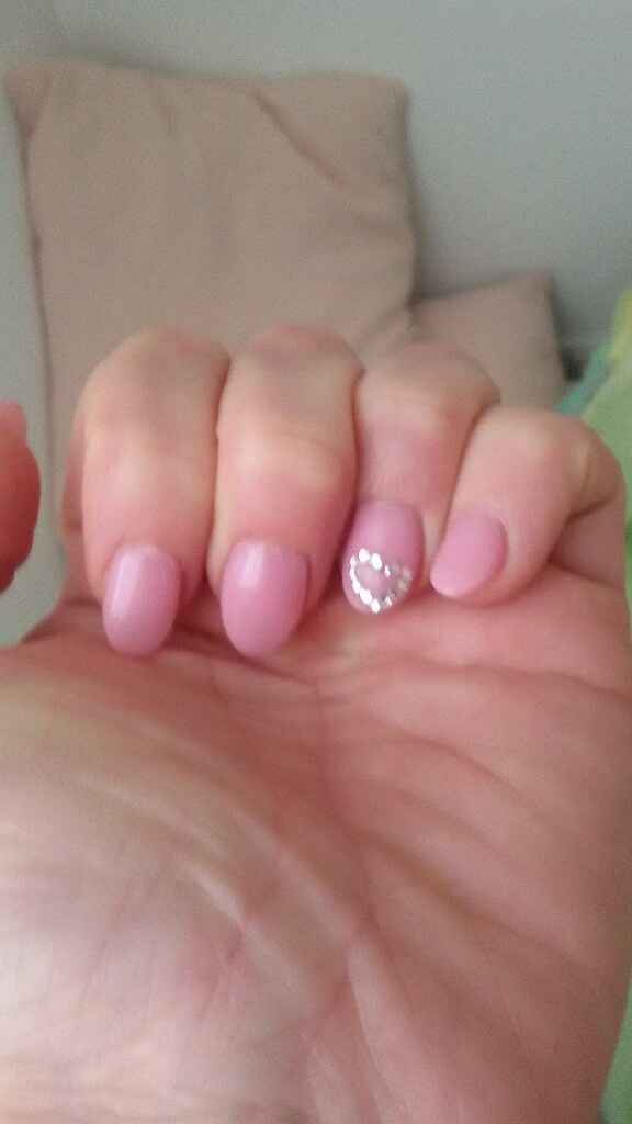 Mi fate vedere le vostre unghie - 1