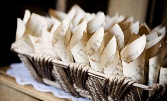 Decorazioni con: spartiti  musicali. - 3