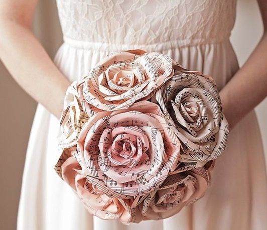 Decorazioni con: spartiti  musicali. - 4