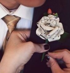 Decorazioni con: spartiti  musicali. - 6