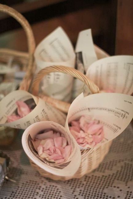 Decorazioni con: spartiti  musicali. - 11