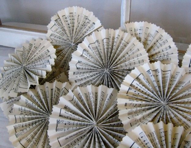 Decorazioni con: spartiti  musicali. - 16