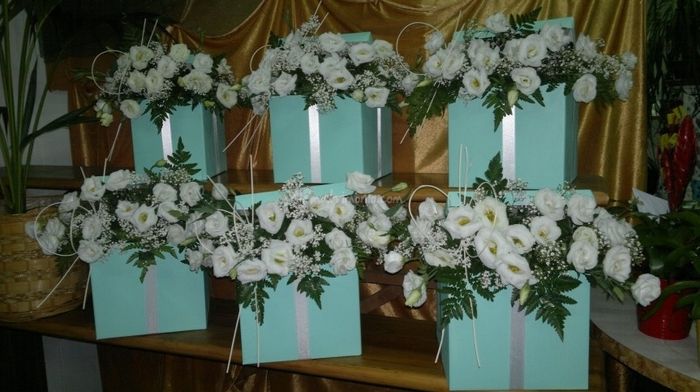 ...centrotavola fiori bianchi e dettagli verde tiffany idee please... 7