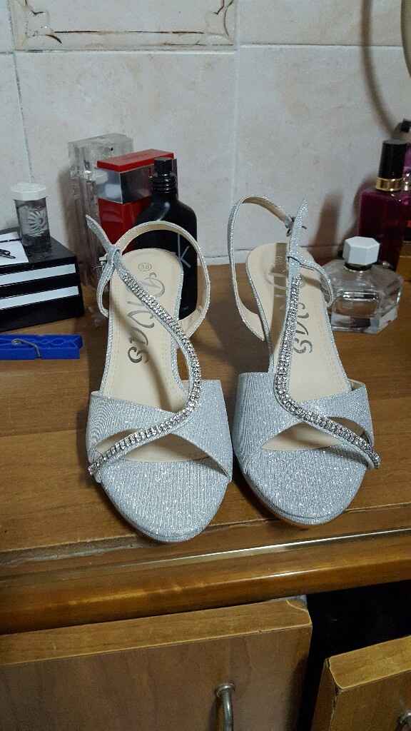 Mi fate vedere le vostre scarpe? - 1