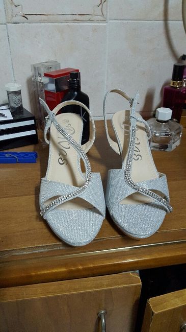 Mi fate vedere le vostre scarpe? - 1
