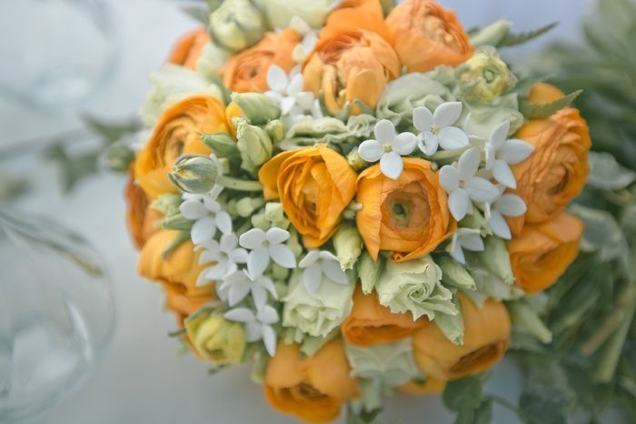 bouquet ranuncoli bouvardia e lysiantum