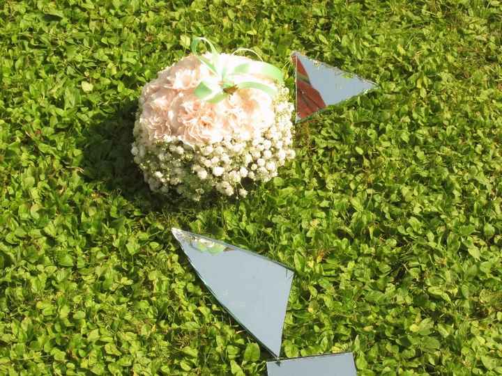 Fiori e specchi sul prato