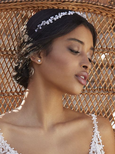 Cerchietti da sposa: l'accessorio per capelli che domina le tendenze 3