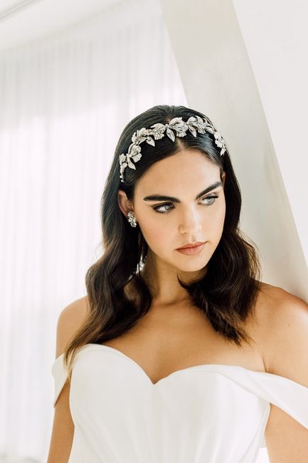 Cerchietti da sposa: l'accessorio per capelli che domina le tendenze 5