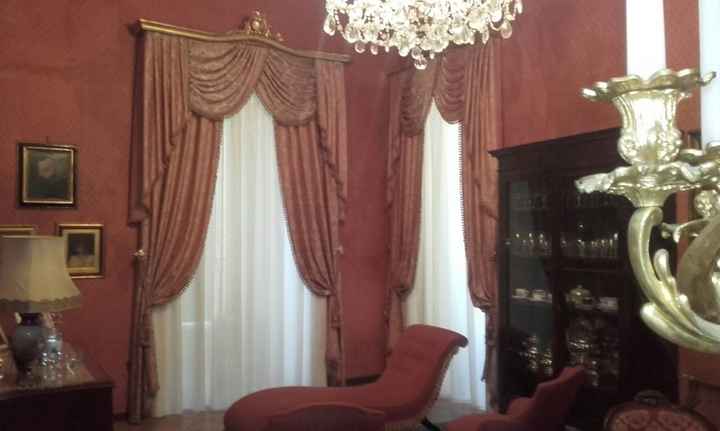 salotto con le tende che ci ha regalato il mio babbo